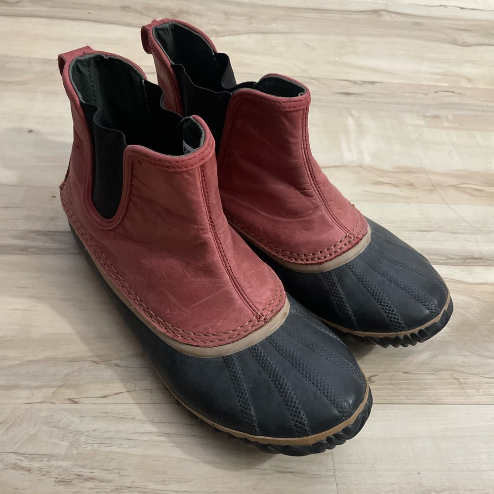 Sorel Out N About Chelsea Boots Size 9 Red